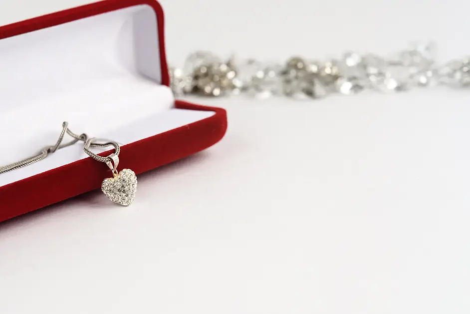 diamond-heart-pendant-in-jewelry-gift-box